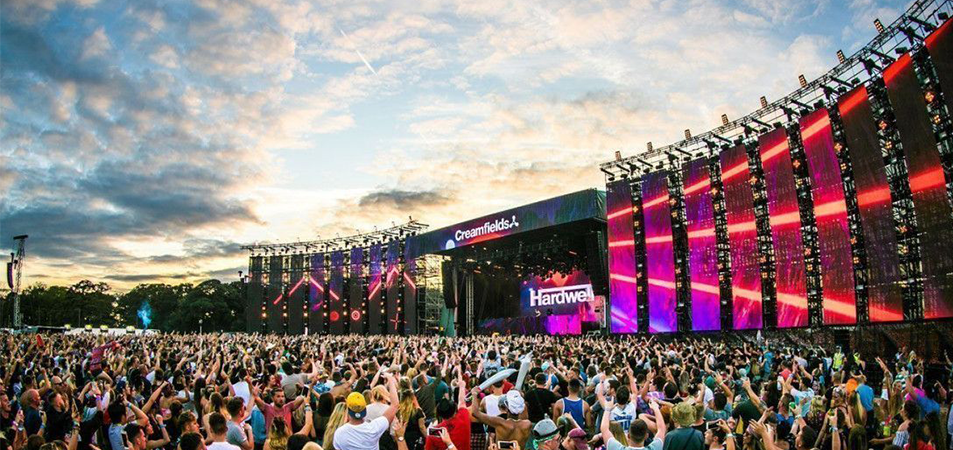 Outdoor Stage LED Screen wall at a music festival with a large audience