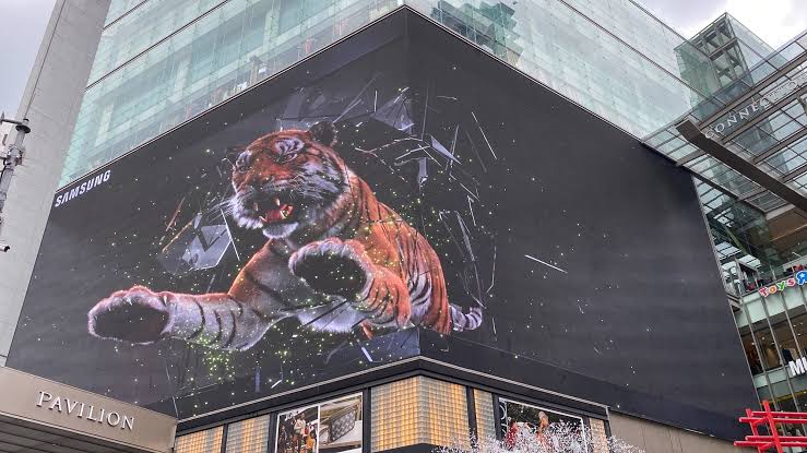 images LED Display Manufacturer in China HonghaiLED Gigantic outdoor ad showing a roaring tiger breaking through shattered glass on the Samsung billboard above Pavilion Mall storefront